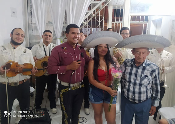 Se celebró el día del Padre con una serenata